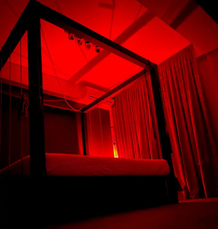Bad Romance Club - Four-poster playroom