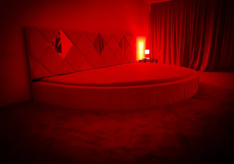 Bad Romance Club - Round-bed playroom