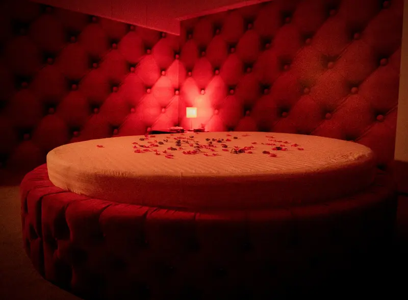 Bad Romance Club - Tufted round bed