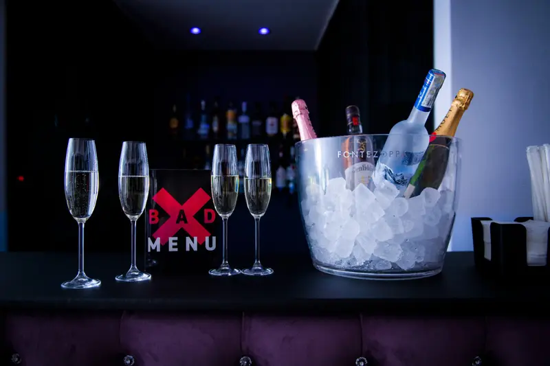 Bad Romance Club - Champagne at the bar
